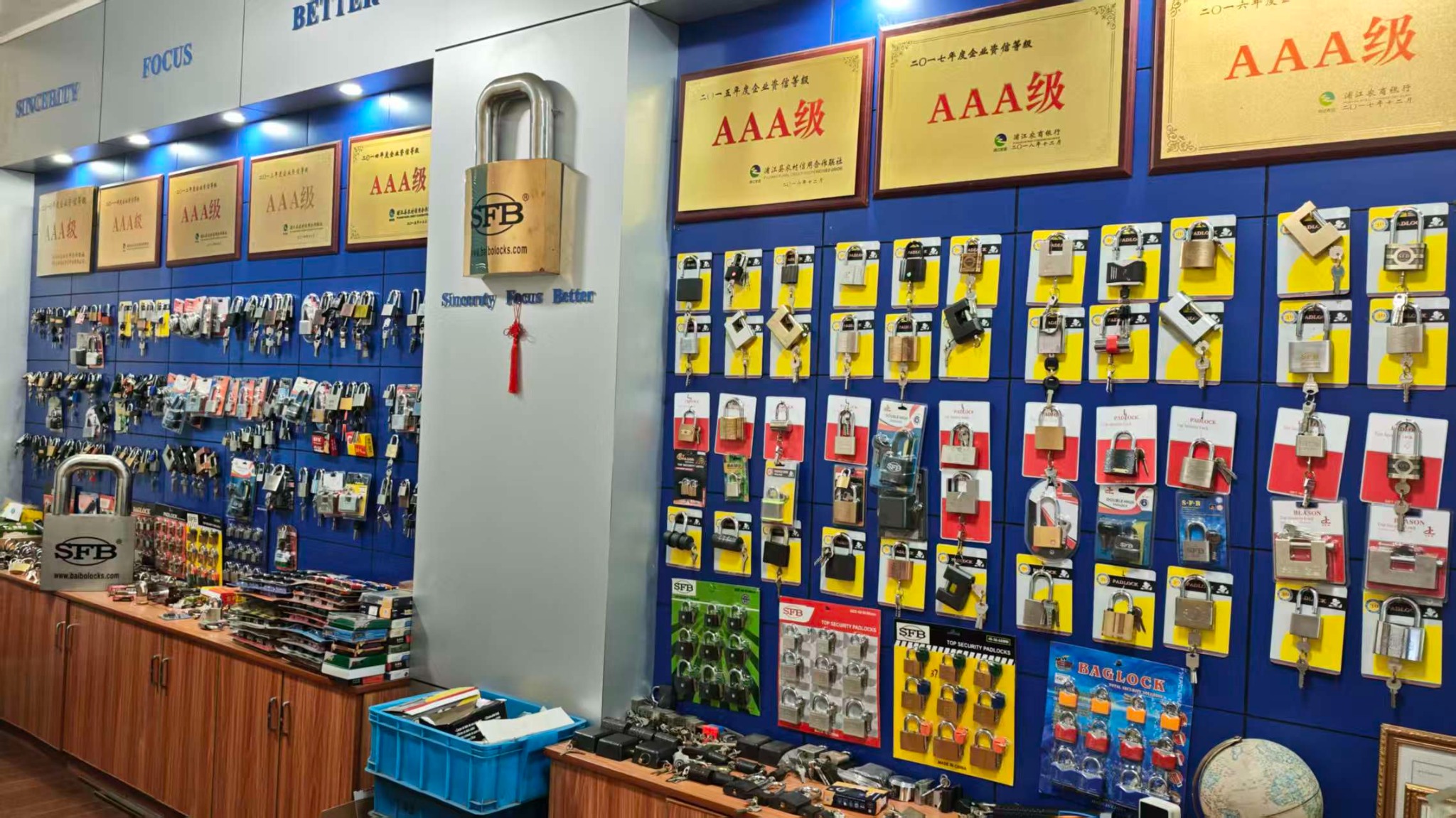 Real SFB sample display with many padlock styles and packing options